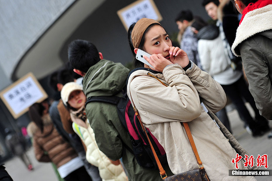 2月22日上午，北京电影学院表演学院张贴“三试榜”，将有585名考生角逐85个名额。今年共有6186人次报考北电表演学院，经过初试和复试，最终585名考生进入决赛，北影操场的三试榜单下，考生们表情各异。