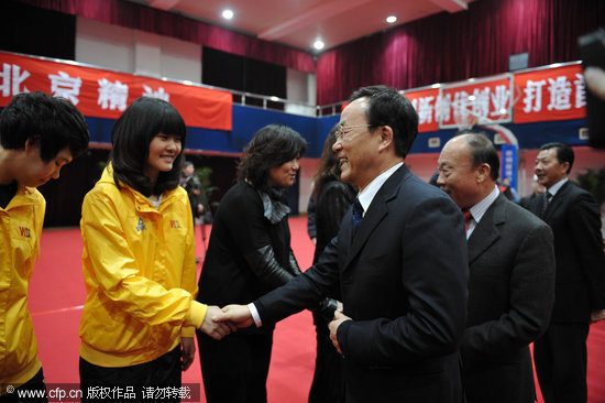组图:<em>北京女篮夺冠</em>庆功会 副市长为队员颁奖_