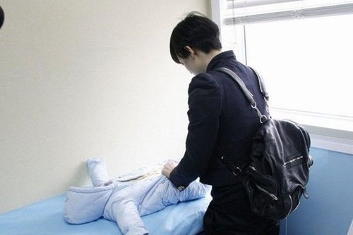 孙俪产后首次公开亮相 看望<em>唇腭裂手术</em>婴儿(图