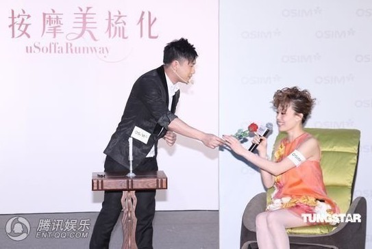 容祖儿踩<em>高跟</em>短花裙亮相 获粉丝扮<em>女仆</em>斟茶按