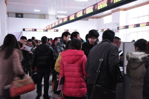 宜昌外资企业招聘会圆满成功 近3000人求职成