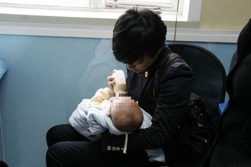 孙俪为婴儿喂奶动作娴熟 产后首亮相显母爱光