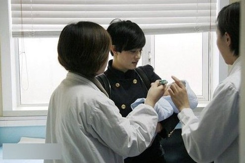 孙俪为婴儿喂奶动作娴熟 产后首亮相显母爱光