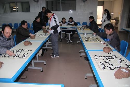 师生围棋挑战赛 学生一人战胜6名老师