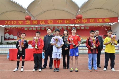 组图:深圳龙岗区小学足球赛 沙西小学获桂冠