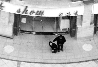 男子光谷持刀挟持女顾客 众人智擒歹徒无人伤