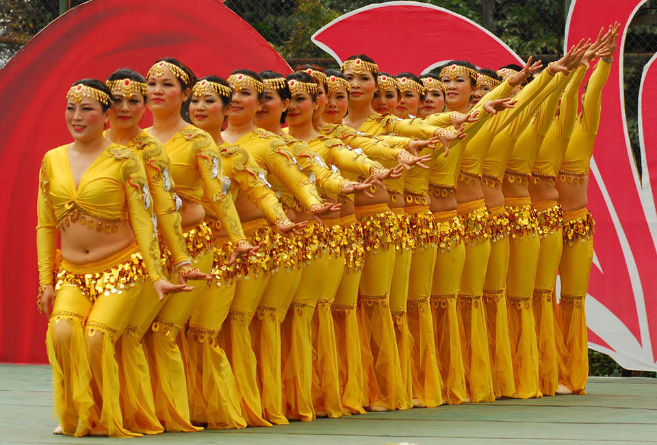 【八目妖爆笑社区】--起舞庆三八 舞动巾帼情