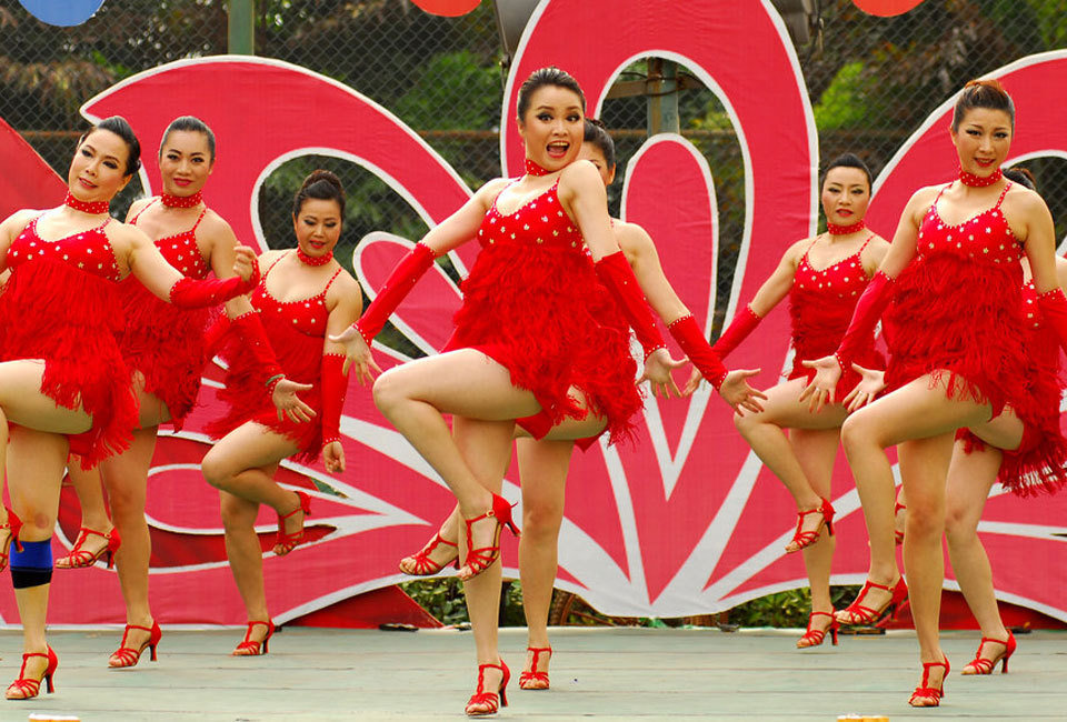 【八目妖爆笑社区】--起舞庆三八 舞动巾帼情