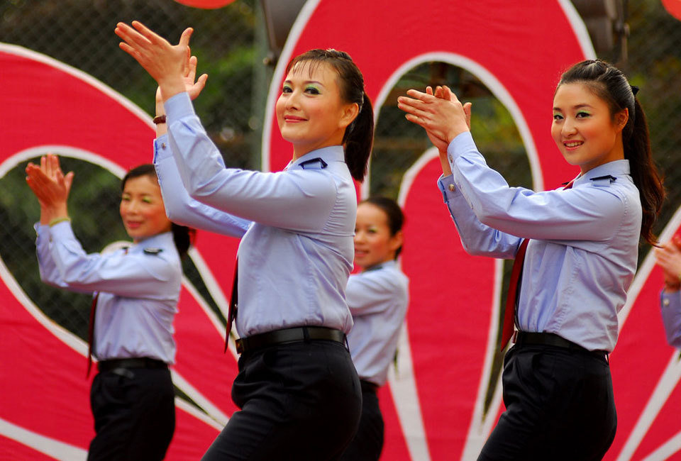 【八目妖爆笑社区】--起舞庆三八 舞动巾帼情