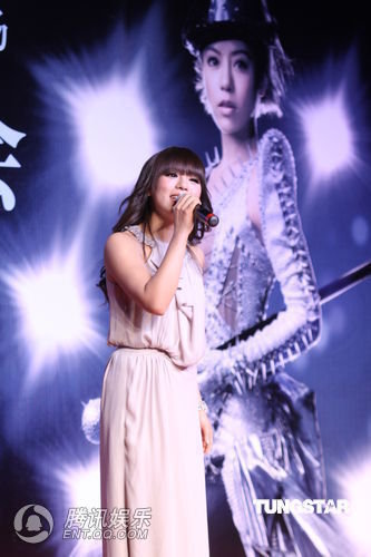 <em>丁当</em>五一相约申城歌舞<em>线</em>上 被赞歌舞天后-演