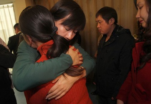 政协<em>女</em>委员探望<em>合肥</em>被毁容女孩周岩(组图)_大