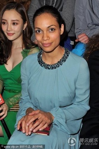 组图:李小璐绿蕾丝装现身时装周 大秀酥胸