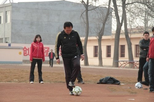 组图:渭南校园足球教练员培训班 耿建华主讲