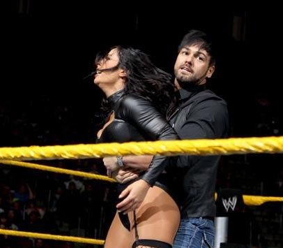 <em>wwe摔跤女王直播现场</em> 赛前在拳台与男选手上