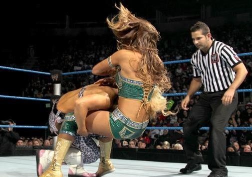 <em>wwe摔跤女王直播现场</em> 赛前在拳台与男选手上