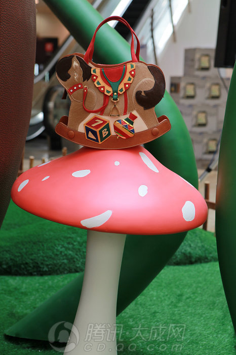 组图:braccialini蘑菇包 充满奇幻与童话的气质_