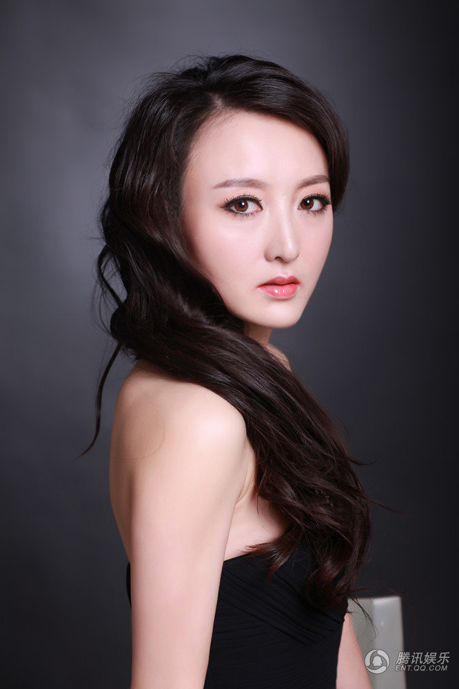 高清:演员何晴初春写真 展露梦幻女王气质