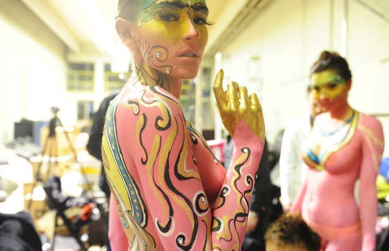 美国大胆时装秀上演另类<em>人体艺术</em>_腾讯大楚网