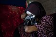 印尼无臂女摄影师 用镜头诠释梦想的色彩