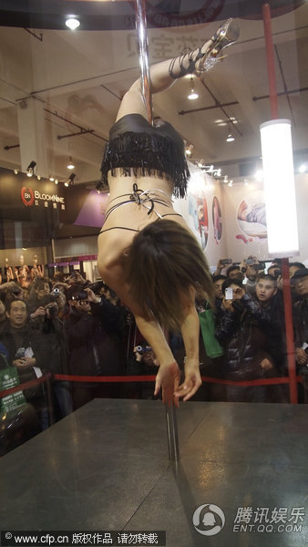 2012上海国际成人展开幕 日本女优现场助阵