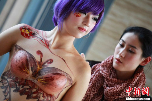 江西开发商卖楼搏<em>出位</em> 售楼部上演<em>人体</em>彩绘_