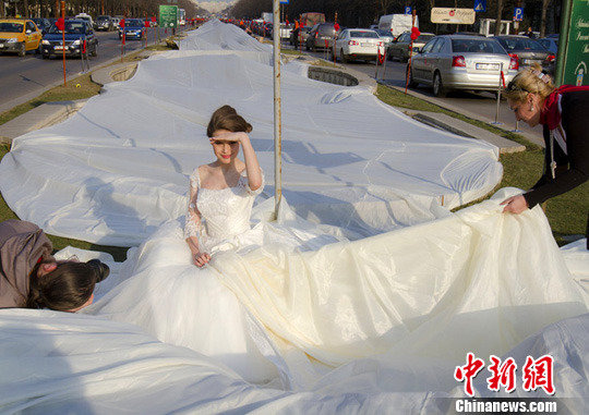 最长的大拖尾婚纱图片_中国最长婚纱(3)