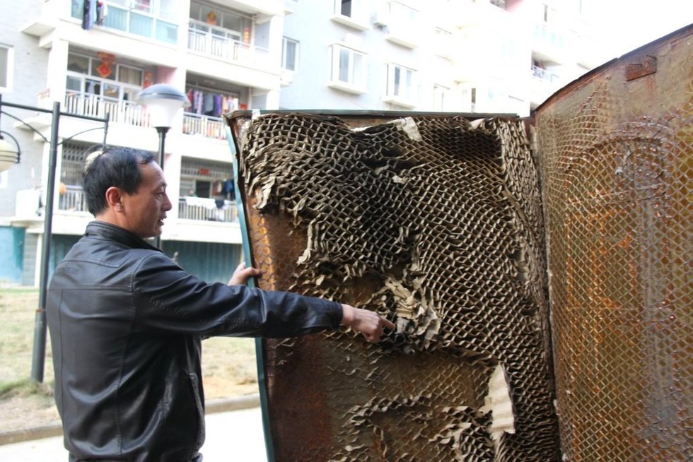 江西地震安置房是豆腐渣工程 身陷质量门 单元门铁皮包纸壳