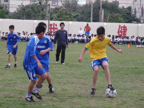 组图:北海六中校园足球赛 球场看台座无虚席
