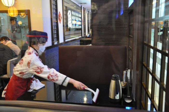 19岁口罩女孩完成首期整形美容手术