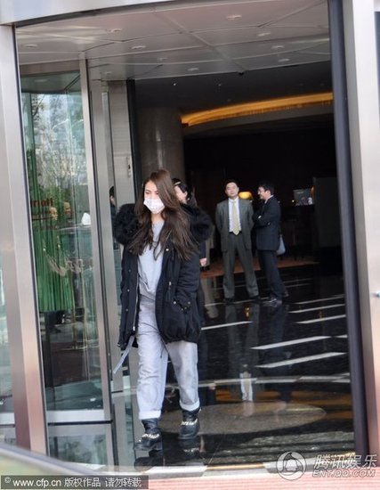 组图:昆凌素颜口罩遮面穿着朴素 见偷拍忙躲避