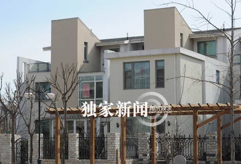 高清:张国立张默"亲子装"亮相 幽静别墅曝光