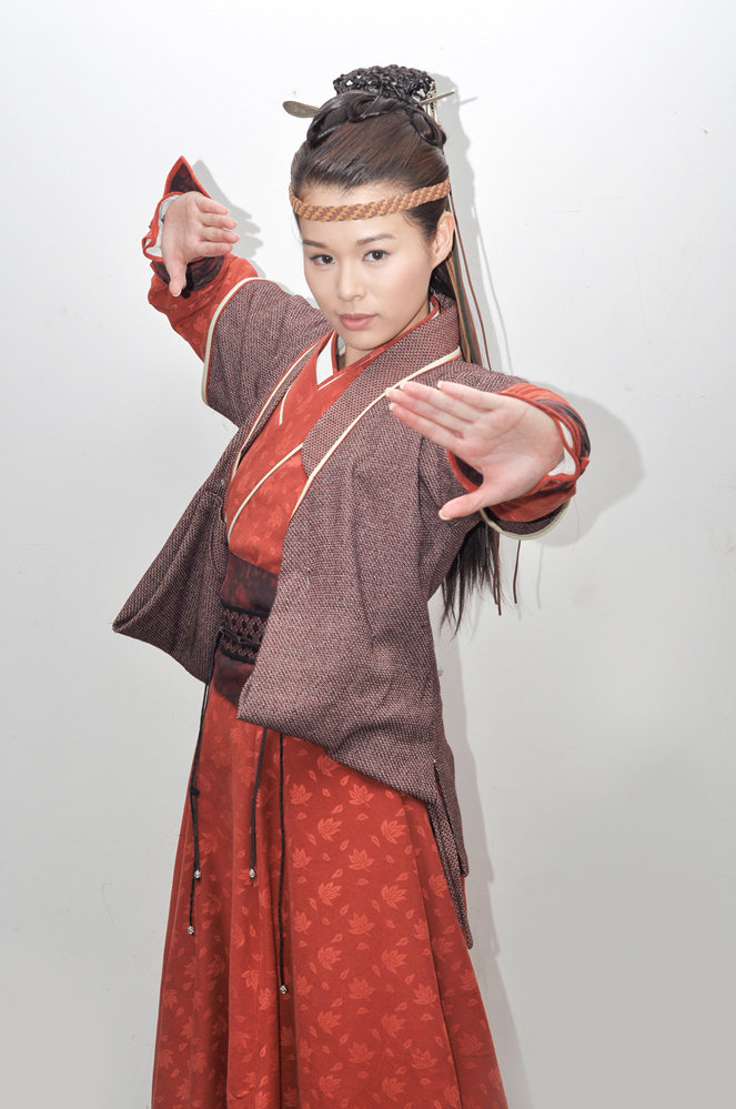 《辣妈俏爸》爆定妆照 胡杏儿打造英气甜美捕