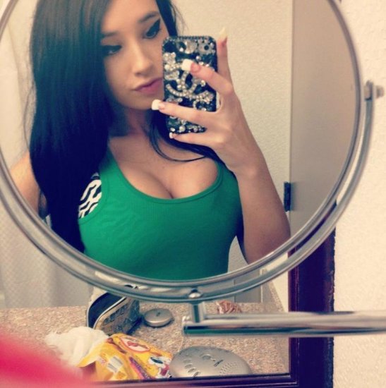 组图:格里芬丰满女友玩自拍 热辣身材迷人_新闻