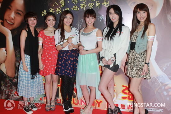 《<em>阳光姐妹淘</em>》<em>首映</em> 温碧霞低胸出席抢镜 - 秦