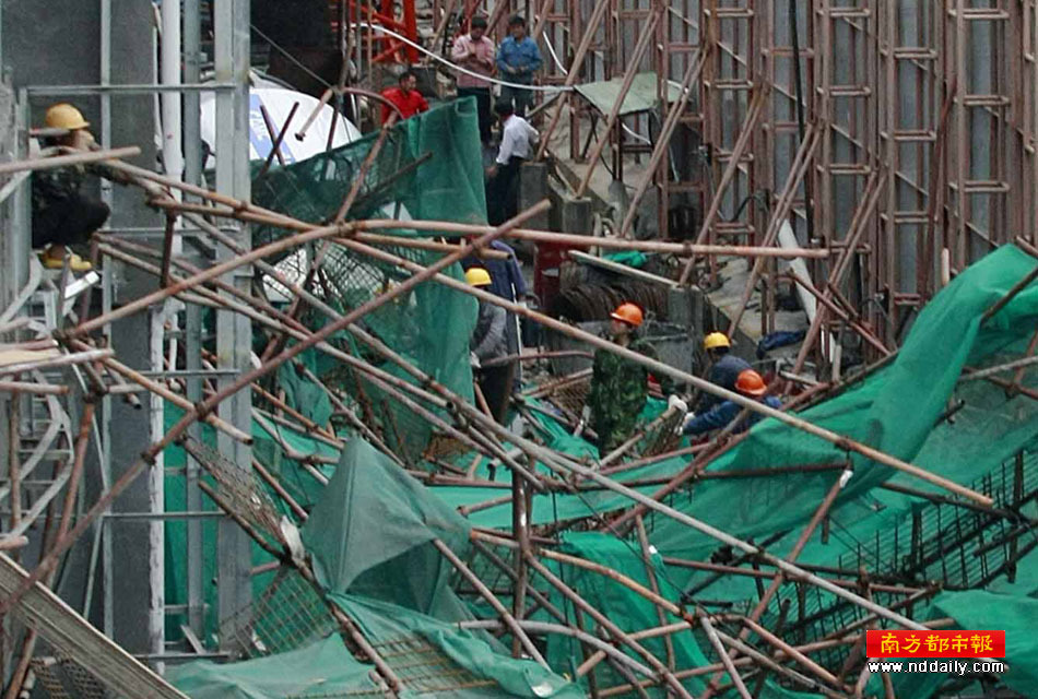 珠海一在建工地脚手架坍塌 工人被穿腹