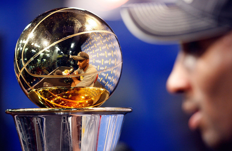 高清:NBA风风雨雨16载 科比7座MVP奖杯回顾