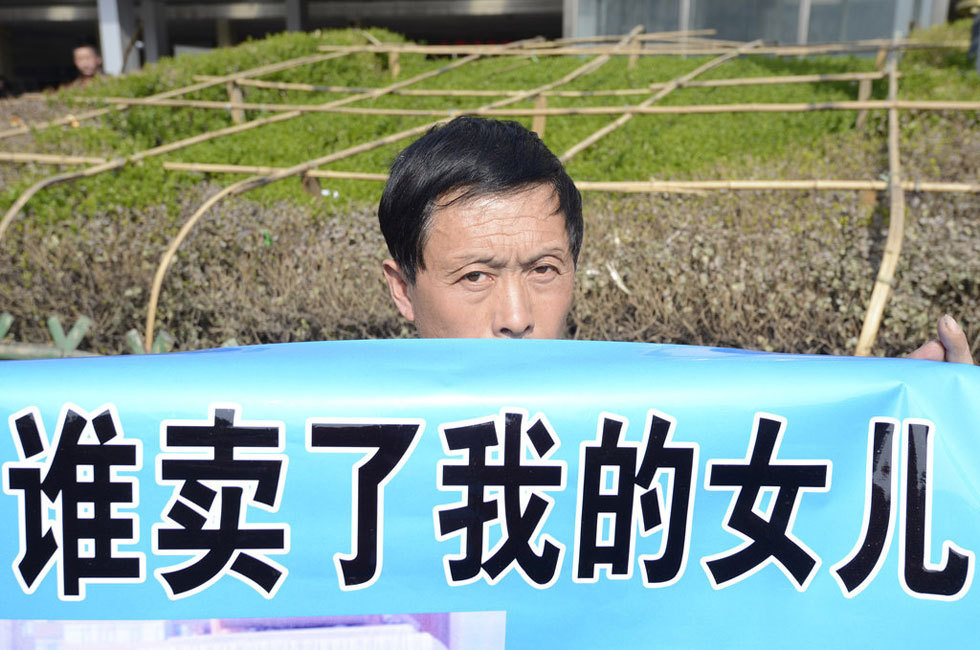 组图:16岁<em>少女</em>在火车站<em>失踪</em> 家人跪地寻线索腾
