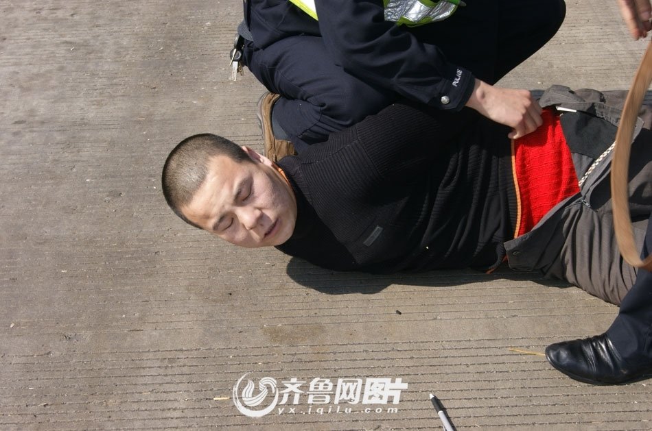 组图:男子抢劫杀人逃逸 带血车牌露马脚被抓