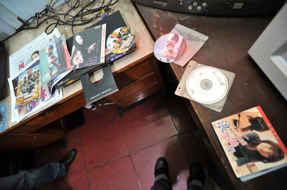 播放的竟是各类黄色片