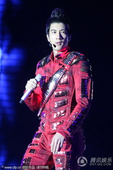组图:王力宏鸟巢开唱 《龙的传人》原唱助阵 -