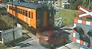 Omul în piese de asigurare lovit de tren