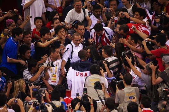 科比瓦妮莎一同看球 两人开怀大笑似旧情复燃