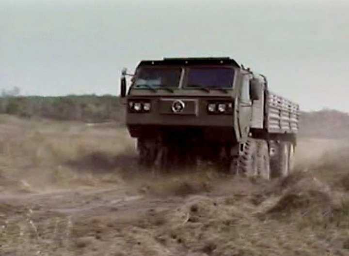 陕汽新型8x8军用卡车展示越野能力
