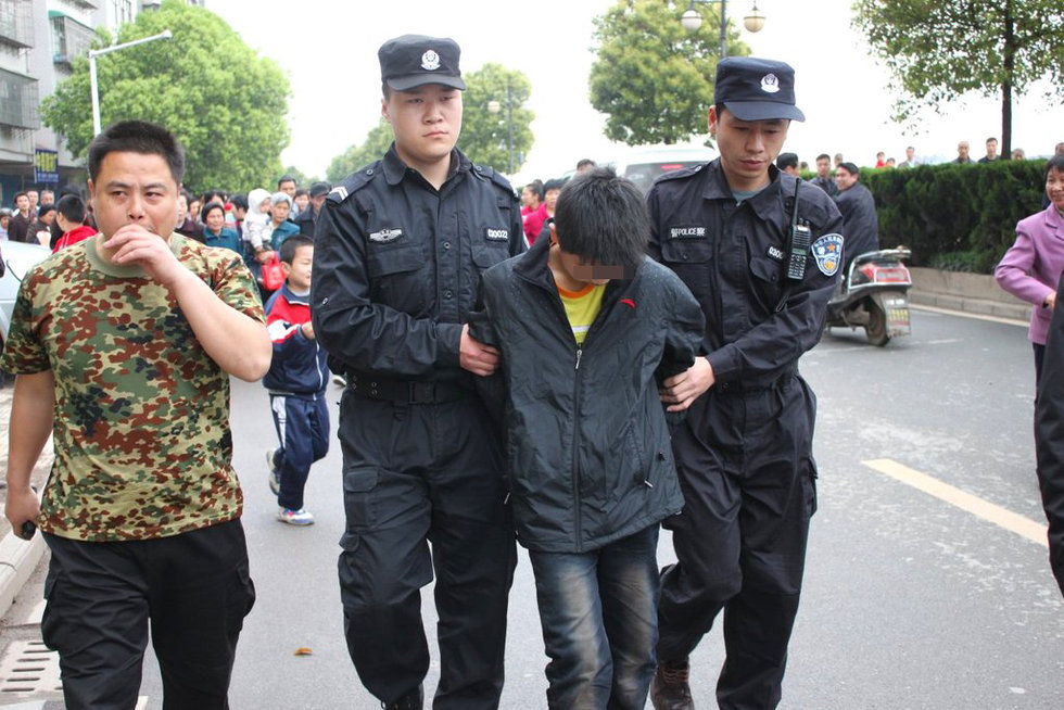 口风琴的谱子童话镇-湖南衡阳12岁男孩杀死姑妈一家三口!!!现在的孩子是怎么了!!!