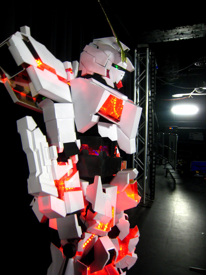 游戏设计师化身高达 酷爱变装美女拥簇