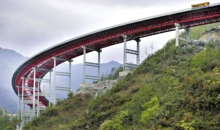 全钢架结构的干海子特大桥如同过山车一般横跨在群山之间