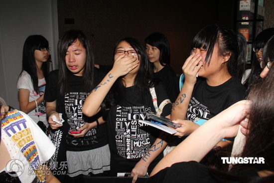 lady gaga师弟香港引轰动 女粉丝未合到影痛哭