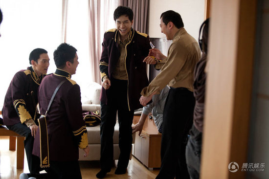 《King 2 Hearts》曝剧照 李胜基上演国王受难