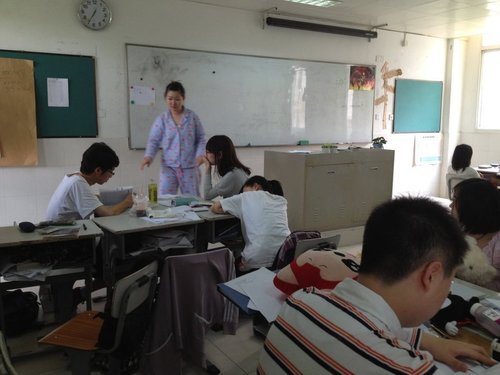 中学师生同<em>穿睡衣</em>上课 校方提醒别太性感_大楚