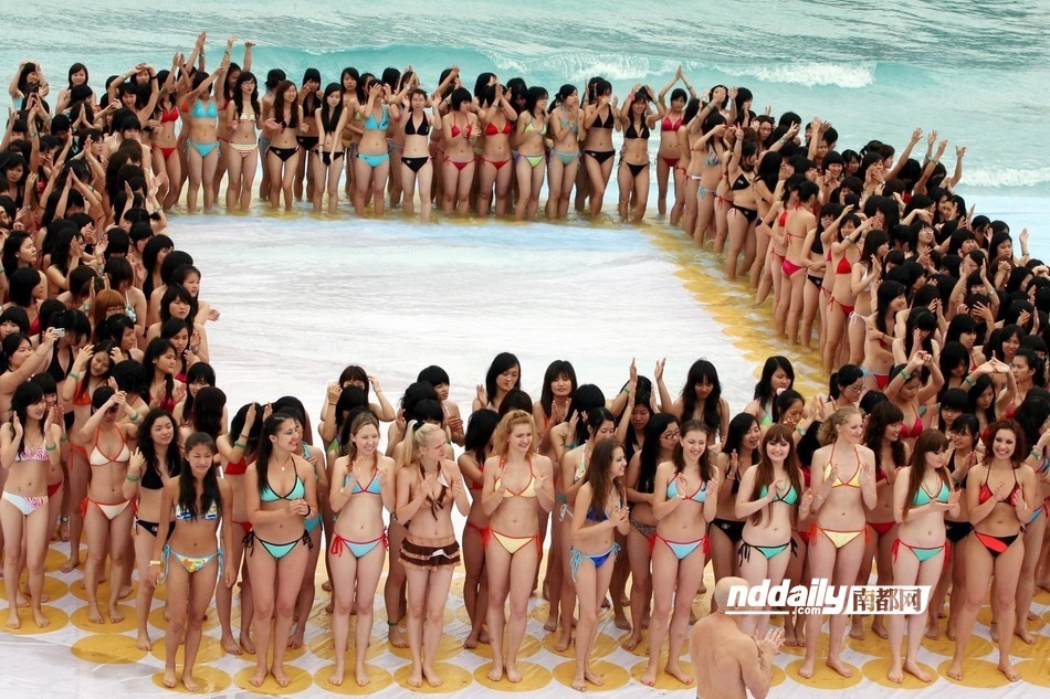 组图:广州比基尼小姐比赛 90后学生妹登台_新